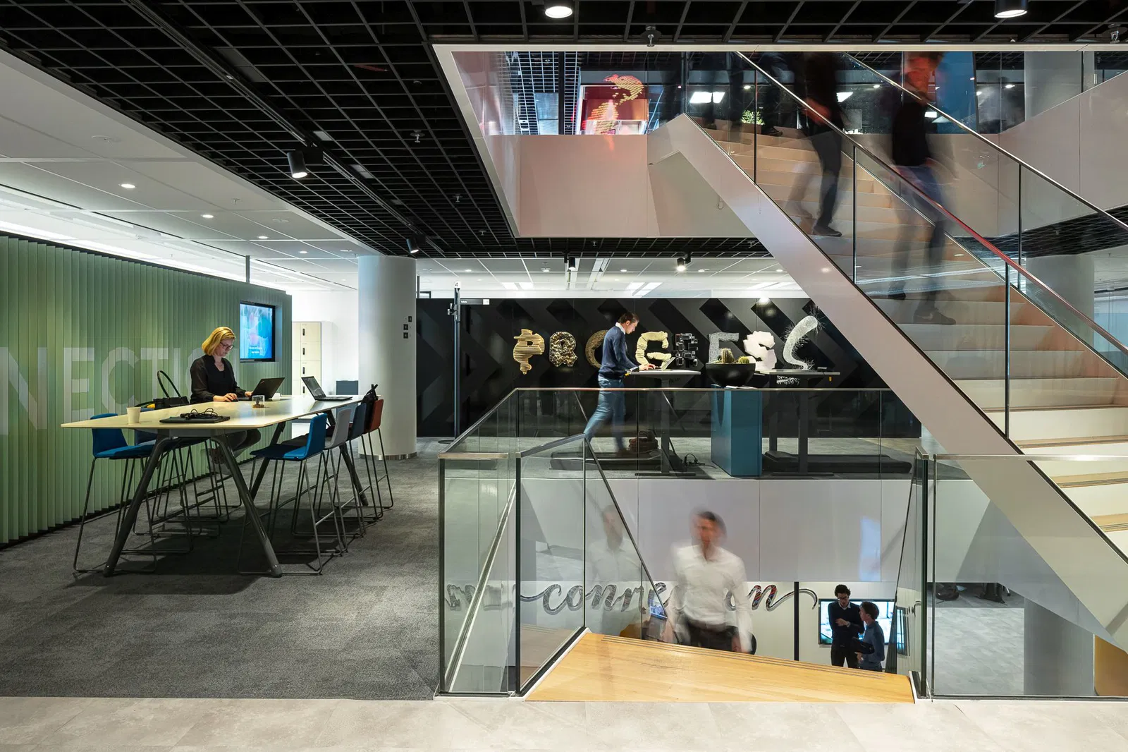 Modern kantoor met samenwerkende professionals