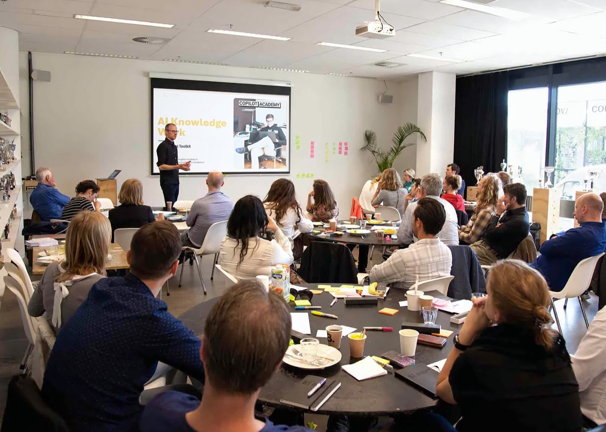 Robert geeft training aan grote groep professionals